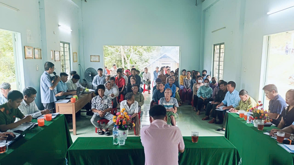 Hội nghị tiếp xúc, đối thoại trực tiếp giữa Bí thư Đảng ủy  với Nhân dân thôn Cây Muối, xã Đặng Thùy Trâm