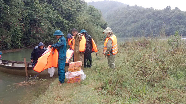 LÃNH ĐẠO XÃ ĐẶNG THÙY TRÂM KIỂM TRA, CHỈ ĐẠO CÔNG TÁC PHÒNG, CHỐNG BÃO VÀ SẠT LỞ ĐẤT TẠI THÔN NƯỚC ĐANG