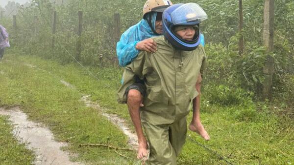 🌀 XÃ ĐẶNG THÙY TRÂM KHẨN TRƯƠNG DI DỜI DÂN ĐẾN NƠI AN TOÀN ỨNG PHÓ VỚI BÃO SỐ 13 – KALMAEGI