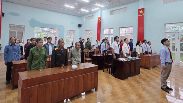 ĐẢNG ỦY XÃ ĐẶNG THÙY TRÂM LONG TRỌNG TỔ CHỨC LỄ TRAO TẶNG HUY HIỆU ĐẢNG ĐỢT 07/11/2025