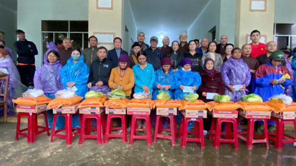 Đoàn từ thiện đến thăm và tặng quà cho Hộ gia đình có hoàn cảnh khó khăn trên địa bàn xã Đặng Thùy Trâm